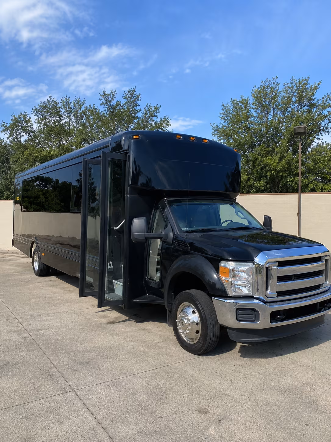 santa monica 20 passenger party bus